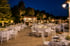 Patio iluminado durante la celebración nocturna