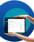 Hände halten ein Tablet mit einer offenen Produktseite für "Dienstleistung" in einer App.