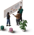 Drei Personen stehen vor einer Whiteboard-Wand mit Notizen und einem Diagramm; zwei Hocker und eine Pflanze daneben.