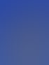 Baumkletterer in Schutzkleidung sichert sich mit Seilen an einem beschnittenen Baumstamm vor blauem Himmel.