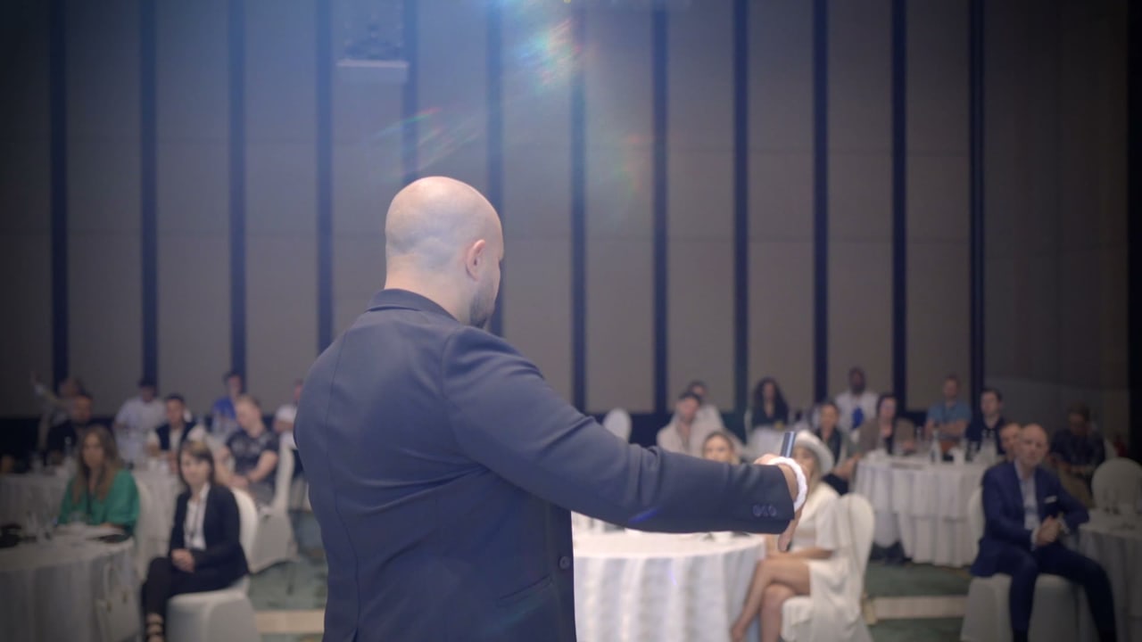 Dennis spricht beim Event im Mai 2025 vor den Teilnehmern