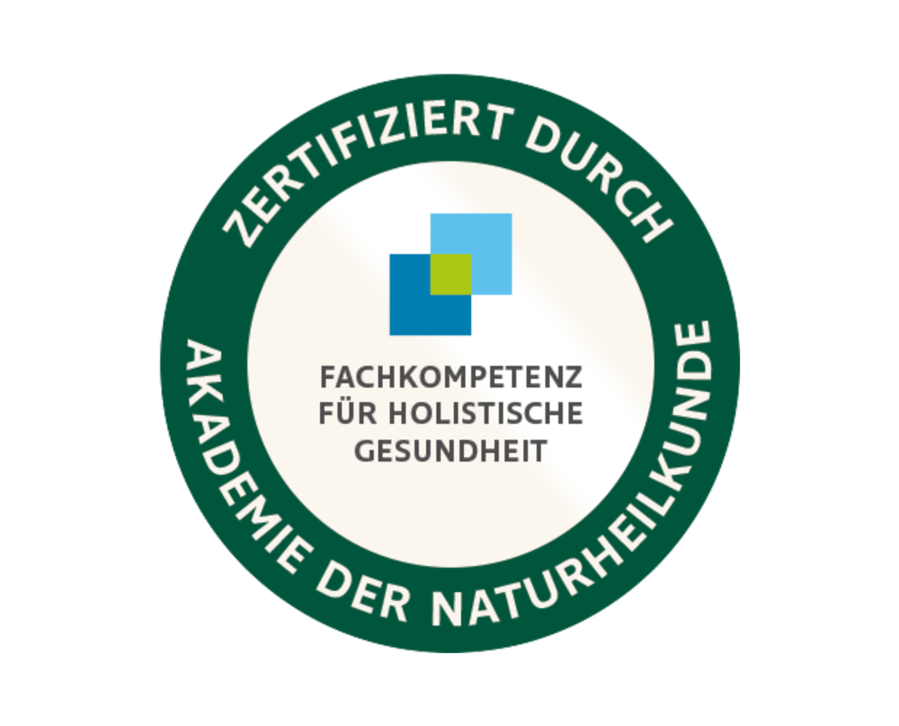 Grünes Siegel: "ZERTIFIZIERT DURCH AKADEMIE DER NATURHEILKUNDE" um das Logo "FACHKOMPETENZ FÜR HOLISTISCHE GESUNDHEIT".