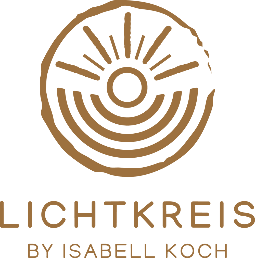 Brauner Kreis mit stilisiertem Sonnenlogo auf dunkelgrünem Hintergrund.