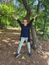 Martina Kalteis im Wald mit erhobenen Armen