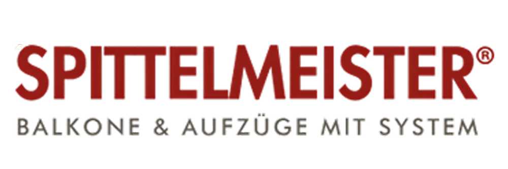 Spittelmeister Logo mit rotem Text und grauer Unterschrift: Balkone & Aufzüge mit System auf grünem Hintergrund.