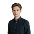Henrik, ein junger Mann mit braunen Haaren und einem netten Lächeln, trägt ein dunkel blaues Hemd. Er ist unser Projektmanager für Elektromobilität.