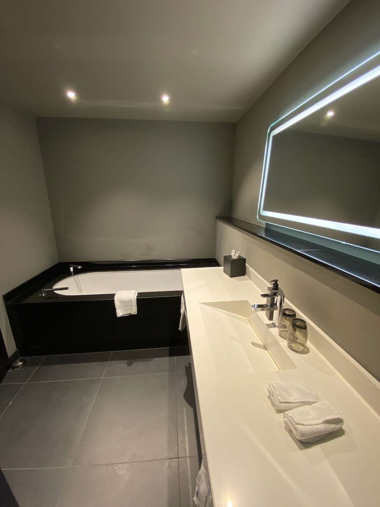 Bad mit Badewanne und langem Waschtisch