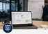 Laptop zeigt Dashboard mit Text „Willkommen, Maxi!“ auf einem Bürotisch neben einem Flipchart mit Lagebild - Software für Alarmierung - Notfall- und Krisenmanager (NKM®).