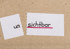 Zwei zerrissene weiße Papierschnipsel auf braunem Untergrund. Auf dem linken Schnipsel steht "un" und auf dem rechten "sichtbar", wobei "sichtbar" rot unterstrichen ist. Dies symbolisiert, dass "unsichtbar" zu "sichtbar" wird.