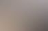 Ältere Frau mit Brille arbeitet an zwei Computermonitoren, einer zeigt Text, der andere eine bunte Karte.