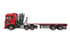 Roter Scania LKW mit Ladekran und flachem Anhänger, Seitenansicht.
