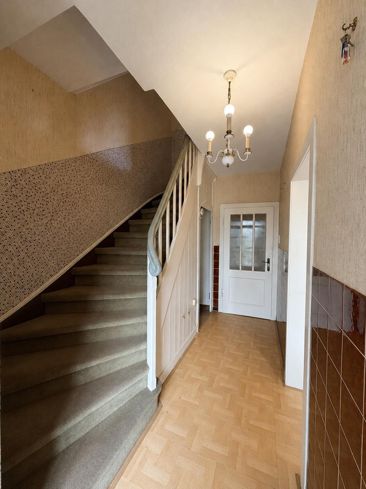 Treppenaufgang mit Blick in den Flur