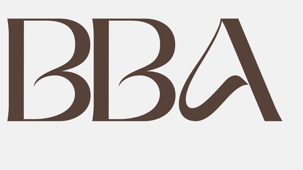 „Beauty Branding Akademie“ in rosafarbener Schreibschrift.