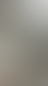 Ein Aluminiumgerüst steht vor einer weißen Hauswand, ein Klimagerät ist an der Wand montiert.