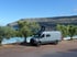 Mercedes Sprinter Reisewagen mit Aufstelldach und Fahrradträger am Mittelmeer – individueller Van-Ausbau für autarkes Reisen an abgelegenen Küsten