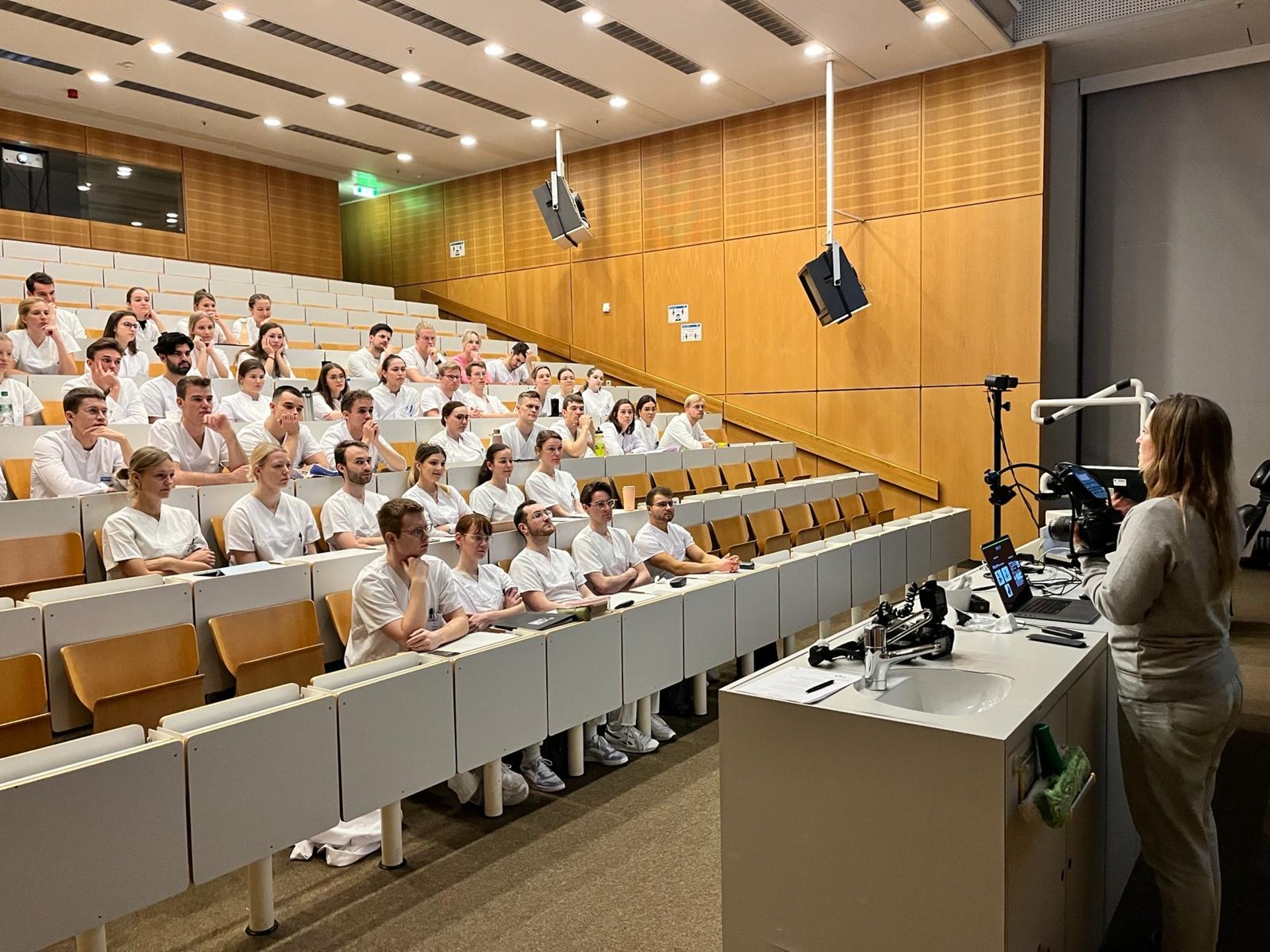 Wir als Gastdozentinnen an der Universität für Zahnmedizin
