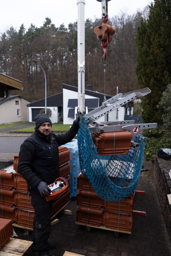 Mitarbeiter von Armin Sehte Bedachungen bei der Materialvorbereitung