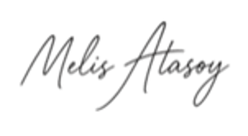 Schwarze Unterschrift "Melis Atasoy" auf grünem Hintergrund.