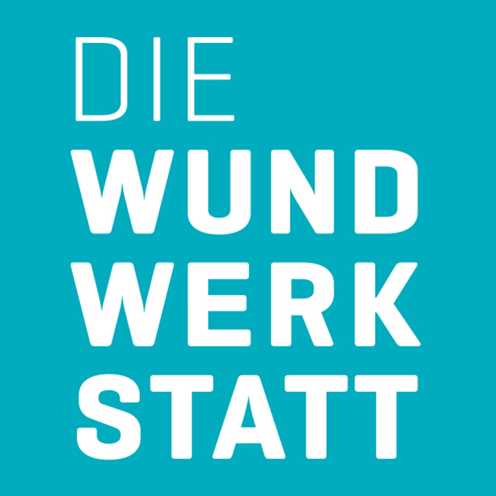 Logo mit Text "DIE WUND WERK STATT" in Weiß auf blaugrünem Hintergrund.