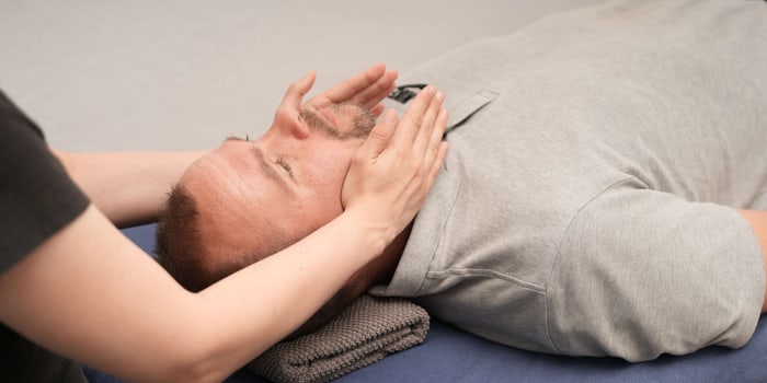 Physiotherapie bei craniomandibulärer Dysfunktion zur Entlastung des Kiefergelenks