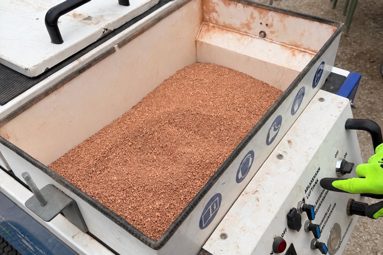 Gerät für die Bodenbelüftung mit gefülltem Materialbehälter und Bedienfeld