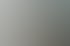 Zwei Männer unterhalten sich an einem Schreibtisch mit zwei Monitoren.