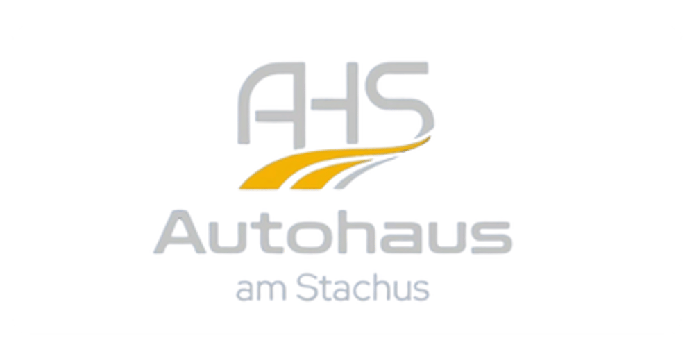 AHS Autohaus am Stachus Logo mit grauen Buchstaben und gelben Linien.