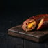 Jalapeño-Cheddar-Smoked-Wurst frisch vom Buchenholz-Smoker - Ai generiert