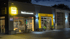 ADAC-Gebäude bei Nacht, mit beleuchteten Schildern "ADAC Mobilitätspartner" und "Hess Kfz-Meisterwerkstatt".