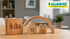Holzfiguren unter einem Bogen neben einem Haus und dem Schriftzug § 8a; Logo von Karawane Pflegefamilien oben rechts.