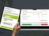Hand hält Tablet mit Leasinglaufzeitende-Formular neben Laptop mit optischem-Schäden-Formular.