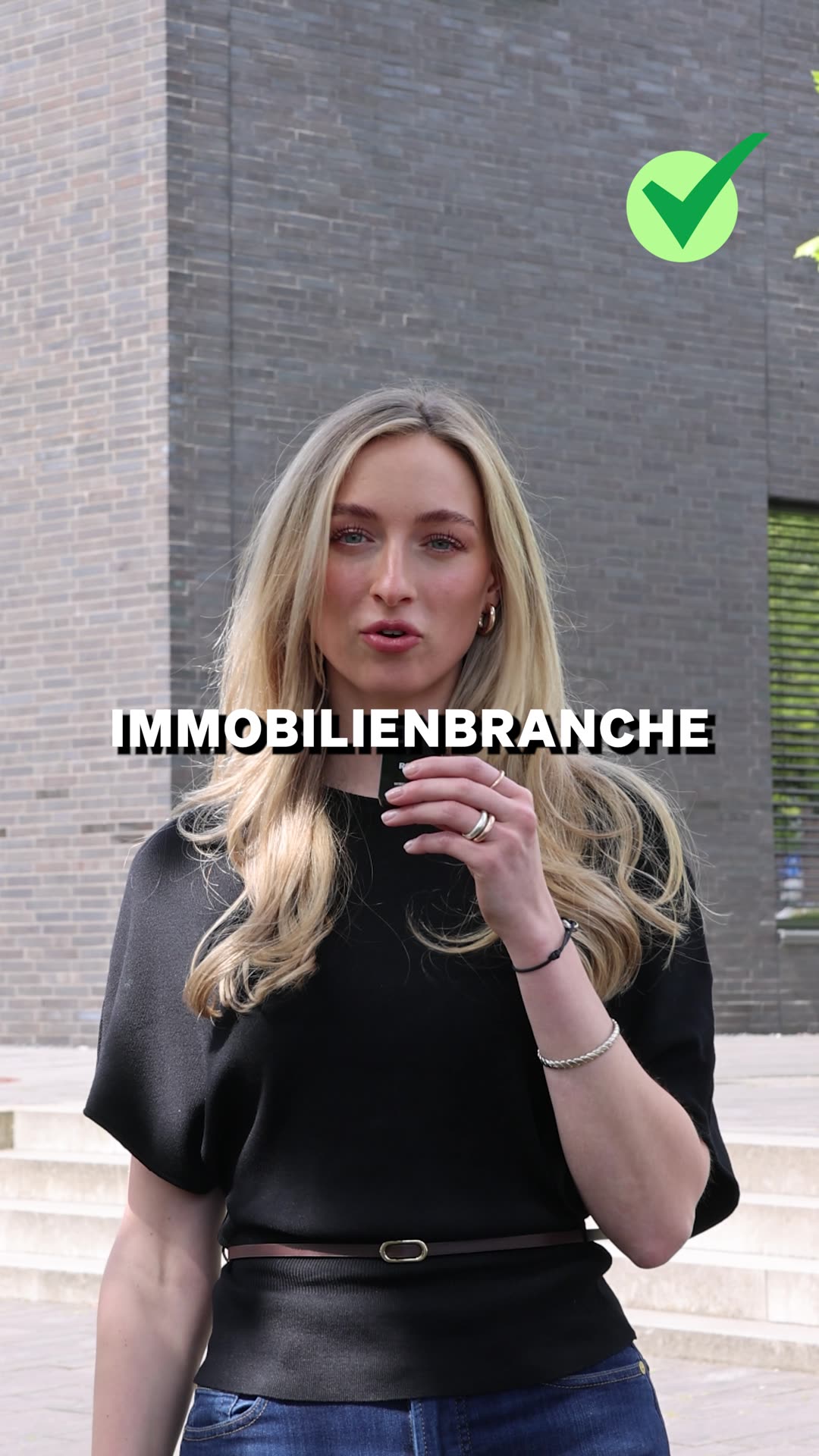 Standbild aus einem Kampagnenvideo vor dem Gebäude der EBZ Business School