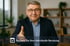 Ein lächelnder Mann in Anzug und Brille streckt die Hand aus. Text: Buchen Sie Ihre individuelle Beratung.