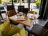 Kaffee und Cappuccino am Tisch im Café M&M Obergrafendorf – entspannte Café-Atmosphäre mit Sitzplätzen im Innen- und Außenbereich.