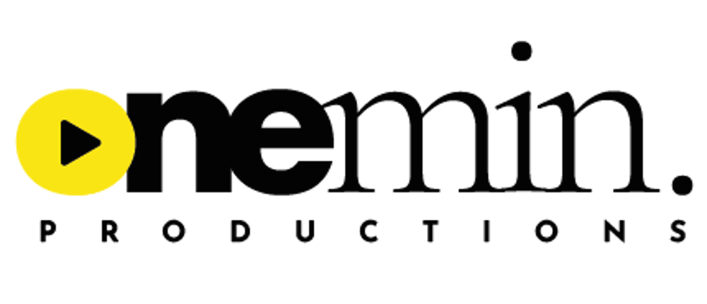 Schwarzes Logo mit gelbem Kreis und Wiedergabedreieck, daneben "onemin." und darunter "PRODUCTIONS".