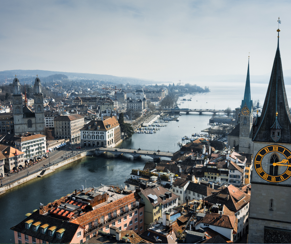 Schweizer Wohngebäude mit Baukränen zeigen Wohnungsentwicklung inmitten der Knappheitskrise