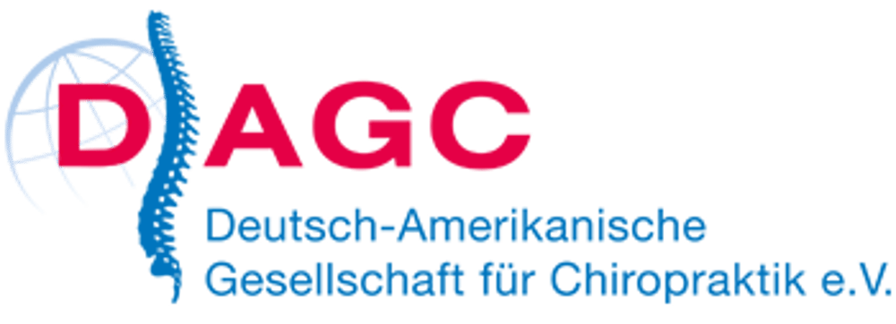 Logo der Deutsch-Amerikanischen Gesellschaft für Chiropraktik e.V. mit rotem AGC, Globus und Wirbelsäule.