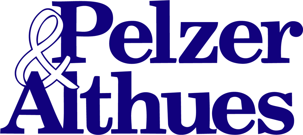 Dunkelblauer Schriftzug Pelzer & Althues in Serifenschrift