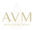 Beiges Logo der Firma AVM auf dunklem Hintergrund; ein Feuertropfen ist in den Buchstaben "AVM" integriert.