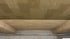 Decke mit Holzplatten, Dämmmaterial und Metallrohr