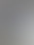 Eine Klimaanlage mit blauem Reinigungsschutz und Plastikfolie umwickelt, darunter eine Leiter.