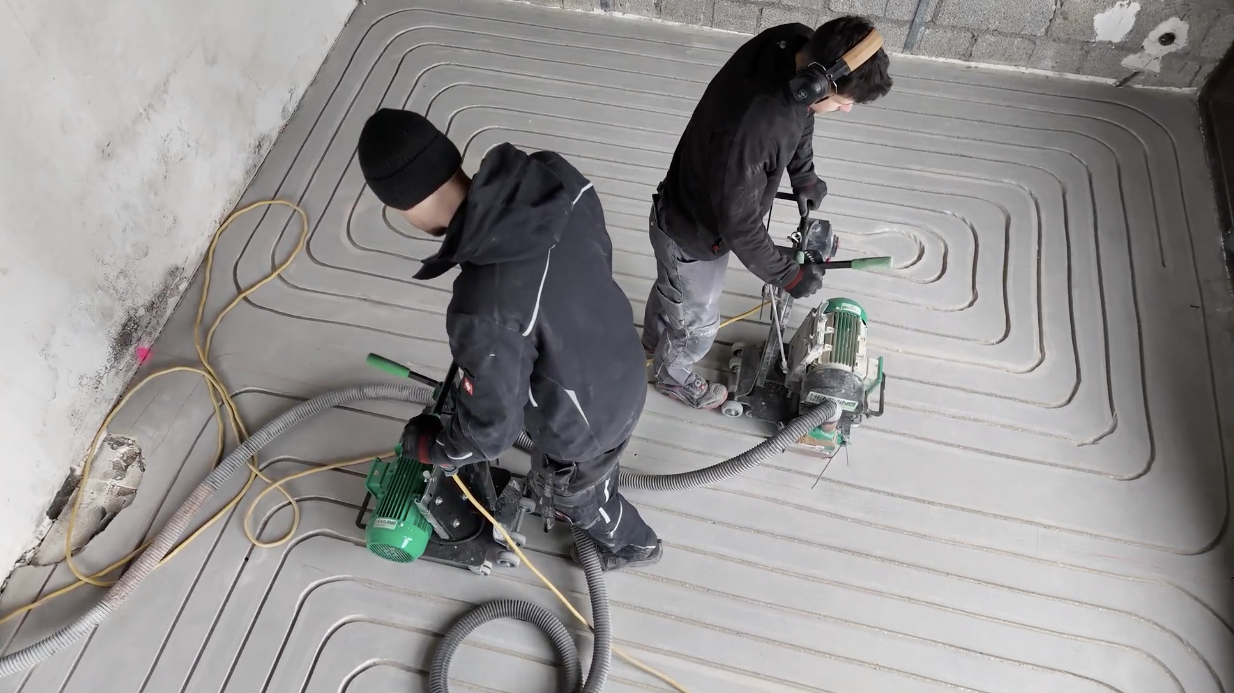 Mitarbeiter der KS Fußbodenheizung GmbH bei der Arbeit