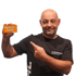 Orangefarbener Mähfaden auf Spule, grauer Mähfaden auf Rolle und ein schwarzes STIHL Mähwerkzeug.