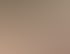 Moderner, schmaler Kaminofen mit brennendem Feuer in einem hellen Wohnzimmer mit minimalistischer Einrichtung.