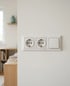 Neu gesetzte Schuko-Steckdosen und Lichtschalter nach einer Elektroinstallation im Wohnraum