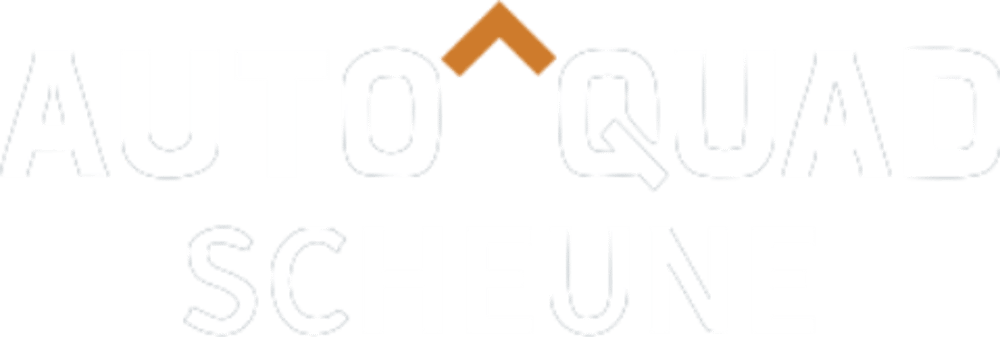 Logo mit weißem Text "AUTO QUAD SCHEUNE" und einem orangefarbenen Dachsymbol über "U" und "Q".
