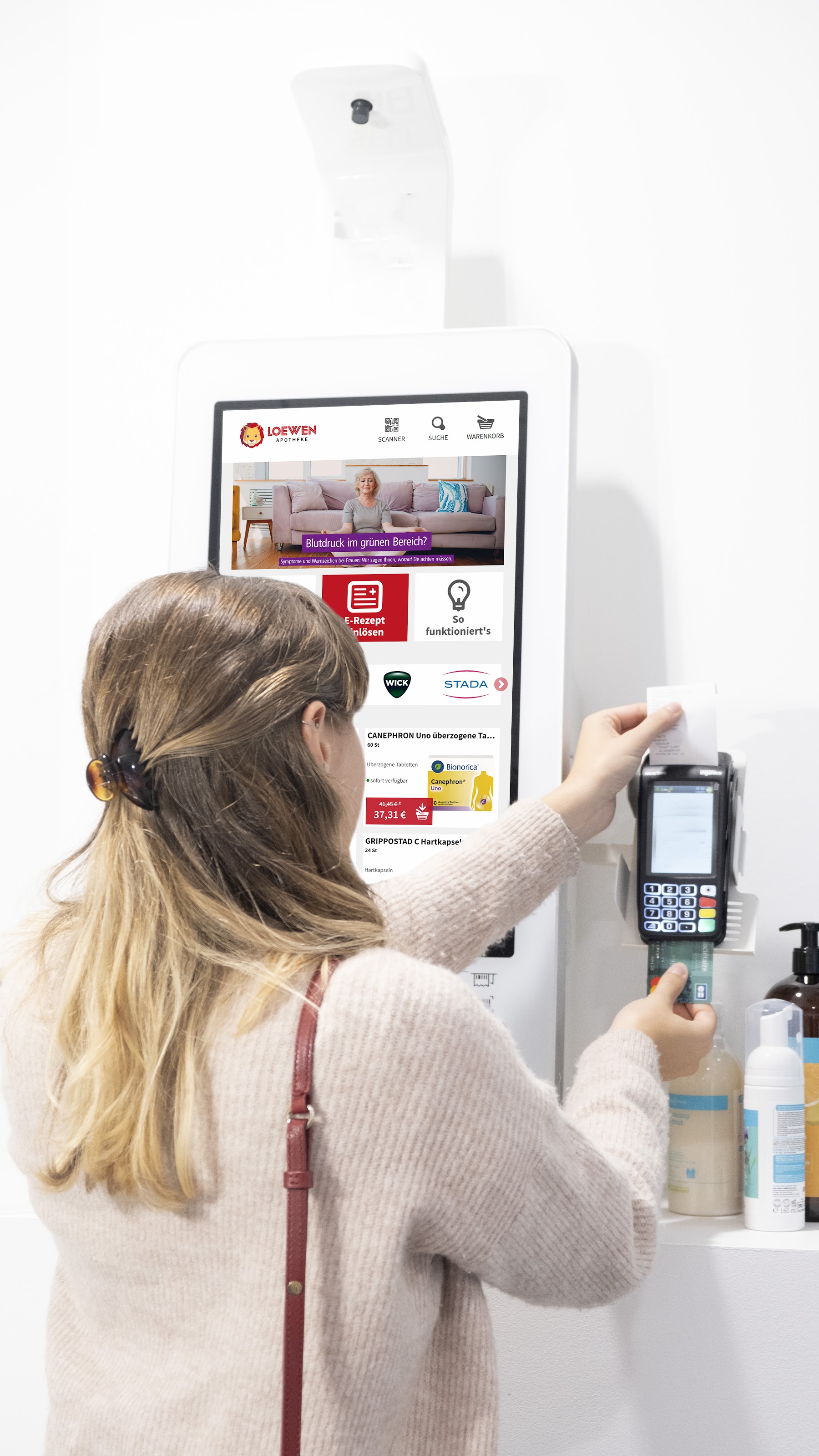 Kundin bezahlt ihren Einkauf selbständig am id.EXPRESS Terminal