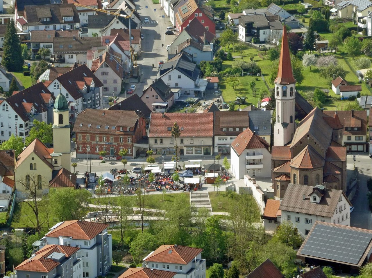 Blick vom Rodstein auf die Neue Mitte von Oberkochen mit Kirche und Stadtbibliothek