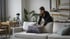 Interior Designerin richtet modernes Apartment für Kurzzeitvermietung ein