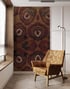 Brauner Sessel vor einer Wand mit dunkelrotem, gemustertem Tapetendesign und einem Fenster mit Jalousien.